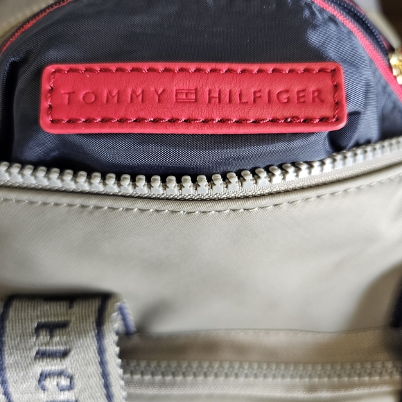 Tommy Hilfiger Cream and Blue Crossbody Bag with Modern Design - Picture 2 of 11